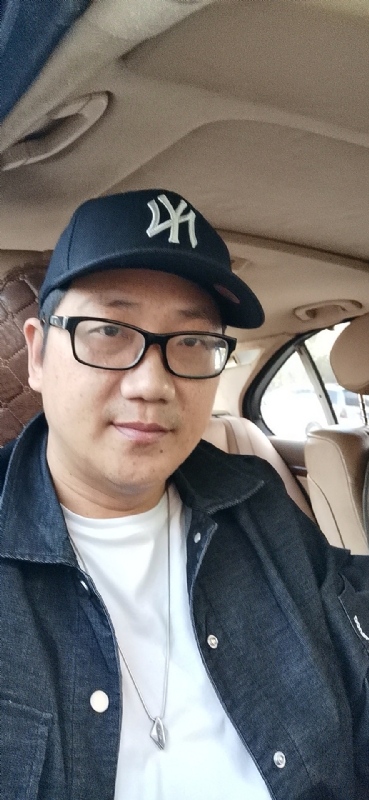 拥抱幸福的第一张照片--漳州婚介网